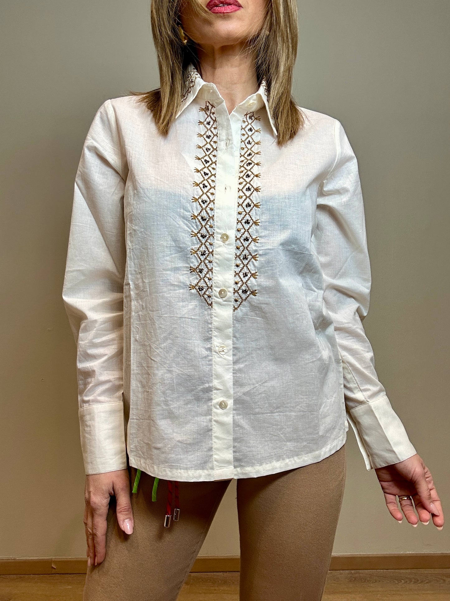 Camicia con ricamo