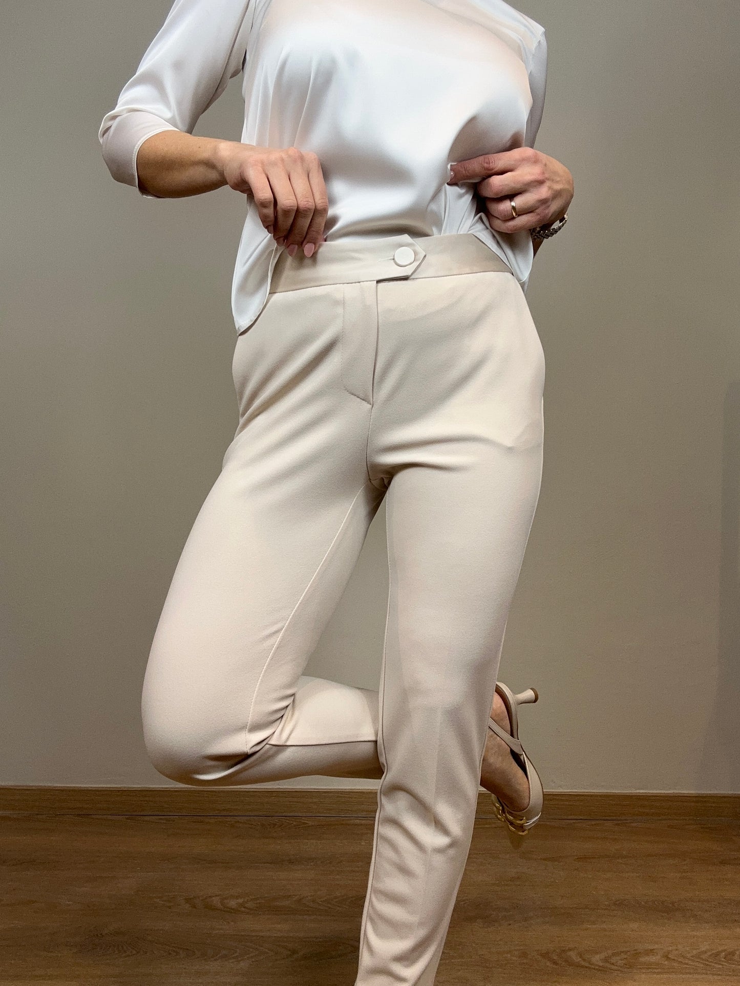 Pantalone slim con inserti in raso