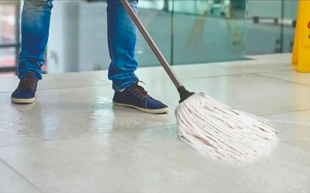Pavimenti splendenti senza detersivo: il mix di cucina che li fa brillare Pavimenti splendenti senza detersivo: il mix di cucina che li fa brillare