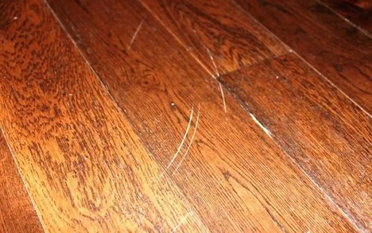 Come togliere i graffi dal legno con una nocciola Come togliere i graffi dal legno con una nocciola