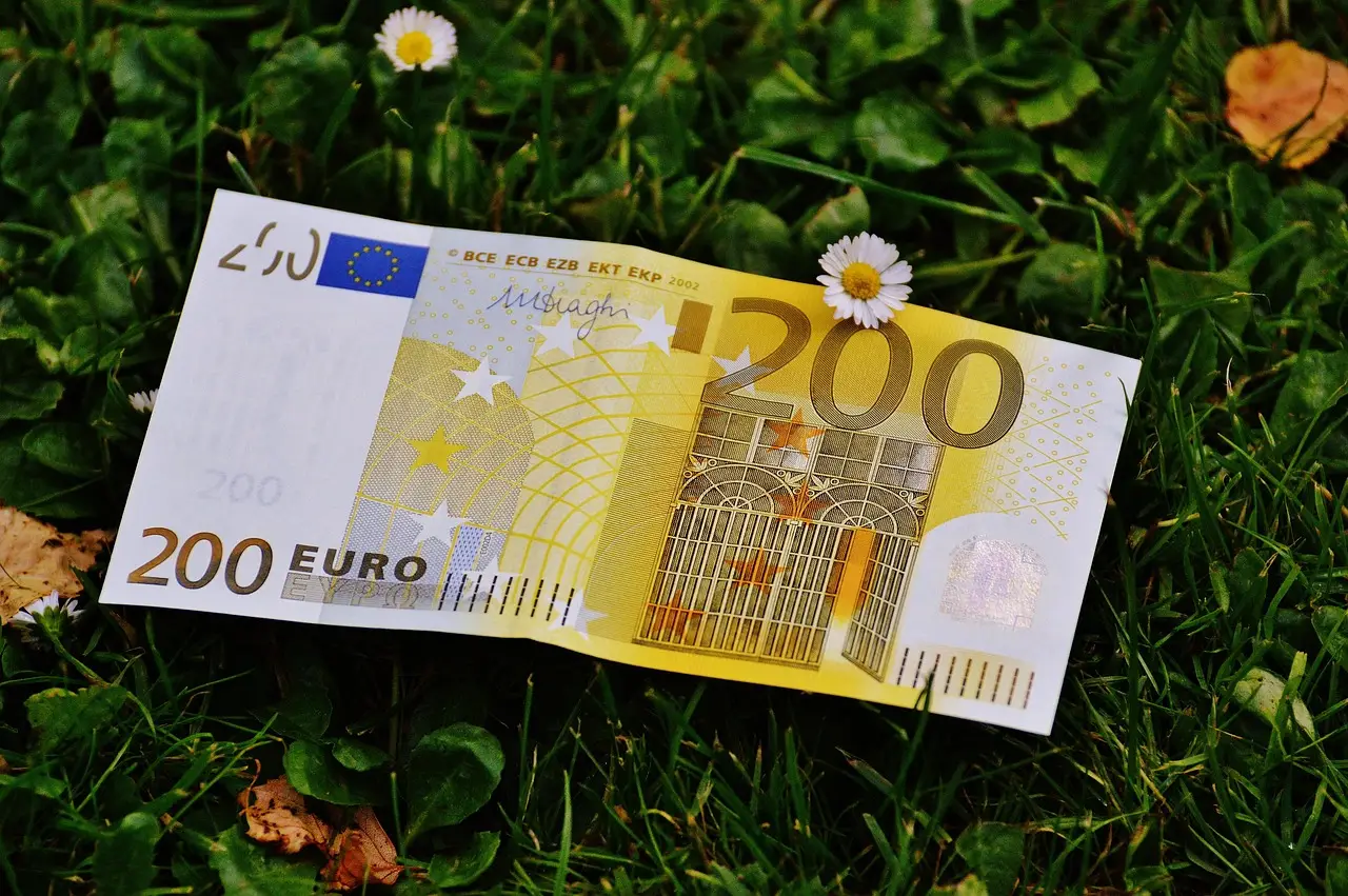 Banconota da 200 euro rara: se ha questo numero vale molto Banconota da 200 euro rara: se ha questo numero vale molto