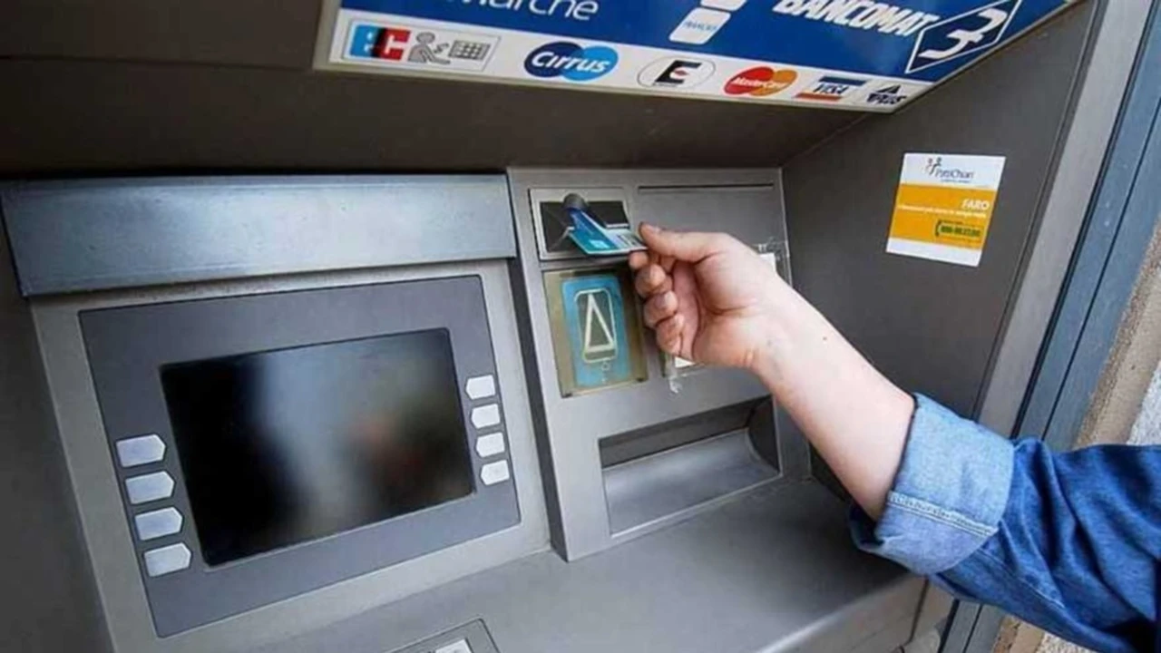 Bancomat bloccato? Il trucco per sbloccarlo in meno di 2 minuti Bancomat bloccato? Il trucco per sbloccarlo in meno di 2 minuti