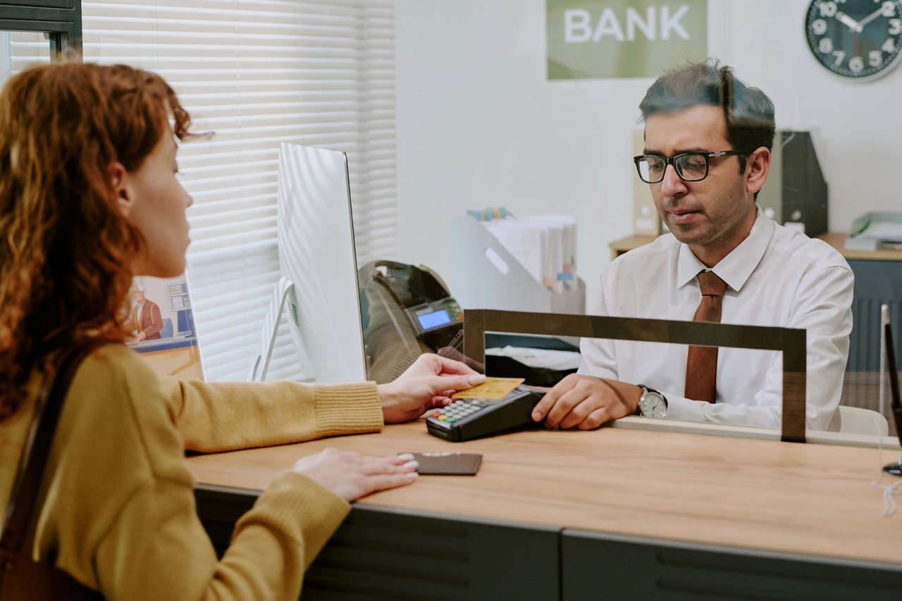 Operazioni allo sportello: tutte le novità nei limiti di versamento in banca