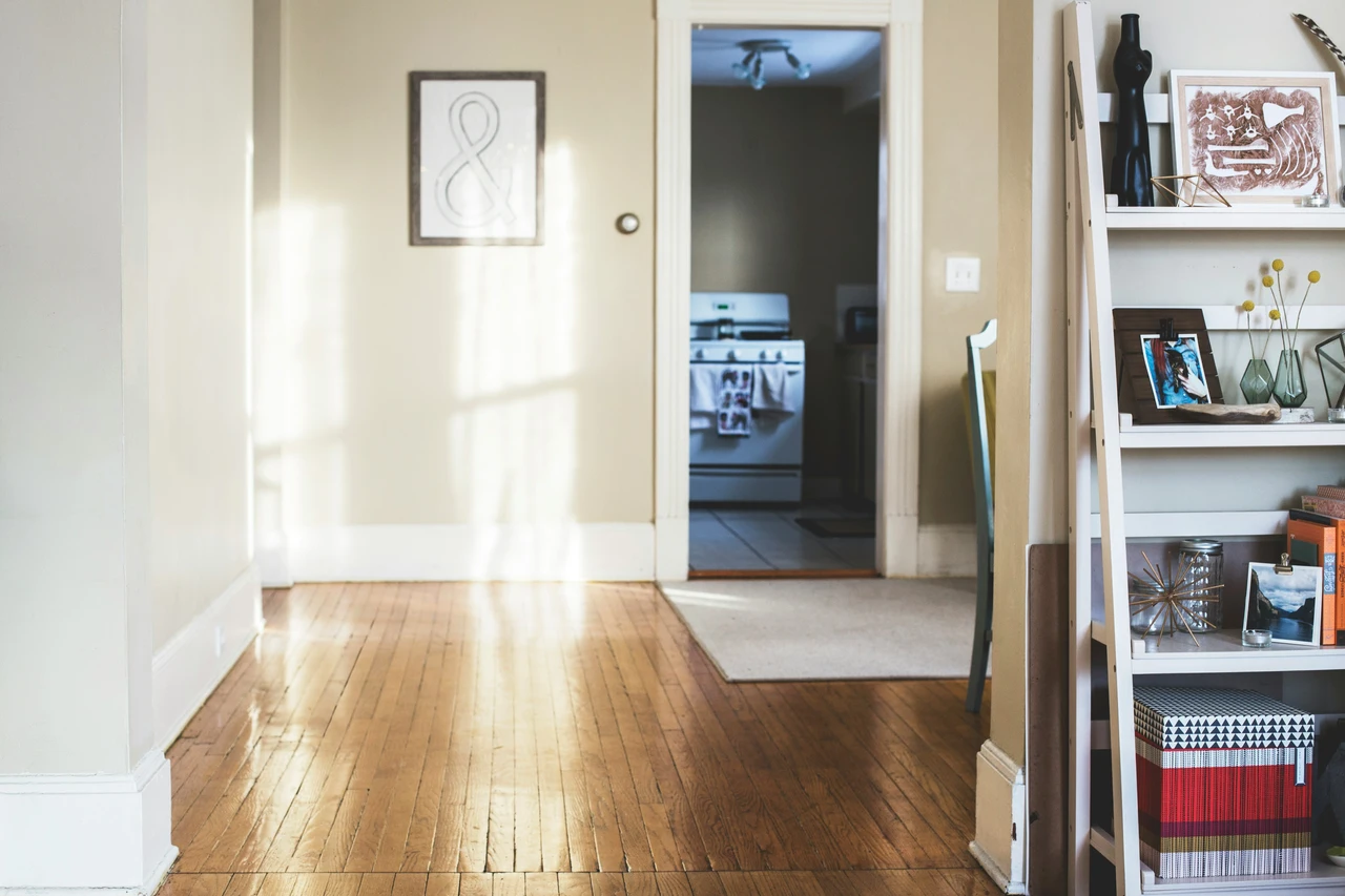 Pavimenti splendenti senza detersivo: il mix di cucina che li fa brillare Pavimenti splendenti senza detersivo: il mix di cucina che li fa brillare
