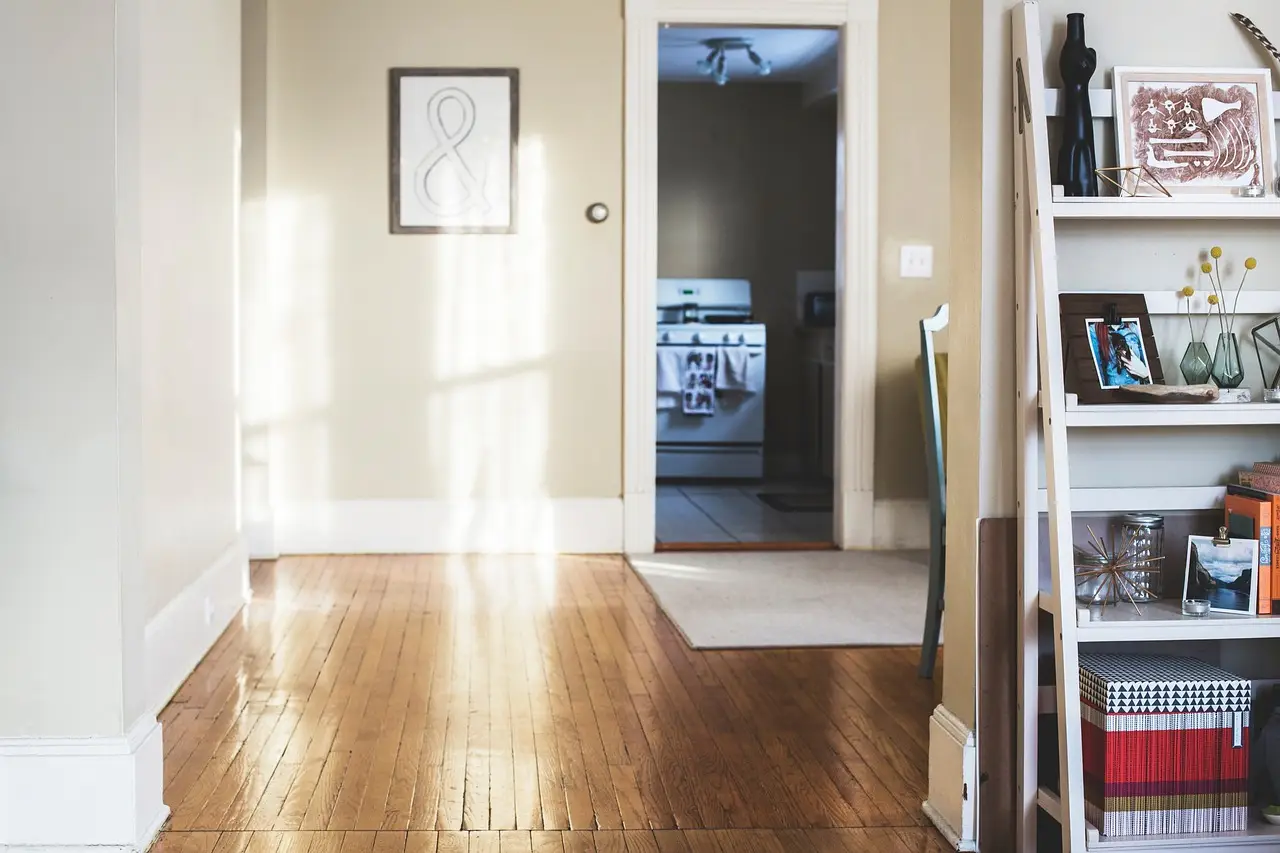 Pavimenti splendenti senza detersivo: il mix di cucina che li fa brillare Pavimenti splendenti senza detersivo: il mix di cucina che li fa brillare