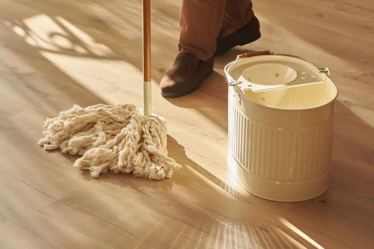 Pavimenti splendenti senza detersivo: il mix di cucina che li fa brillare Pavimenti splendenti senza detersivo: il mix di cucina che li fa brillare