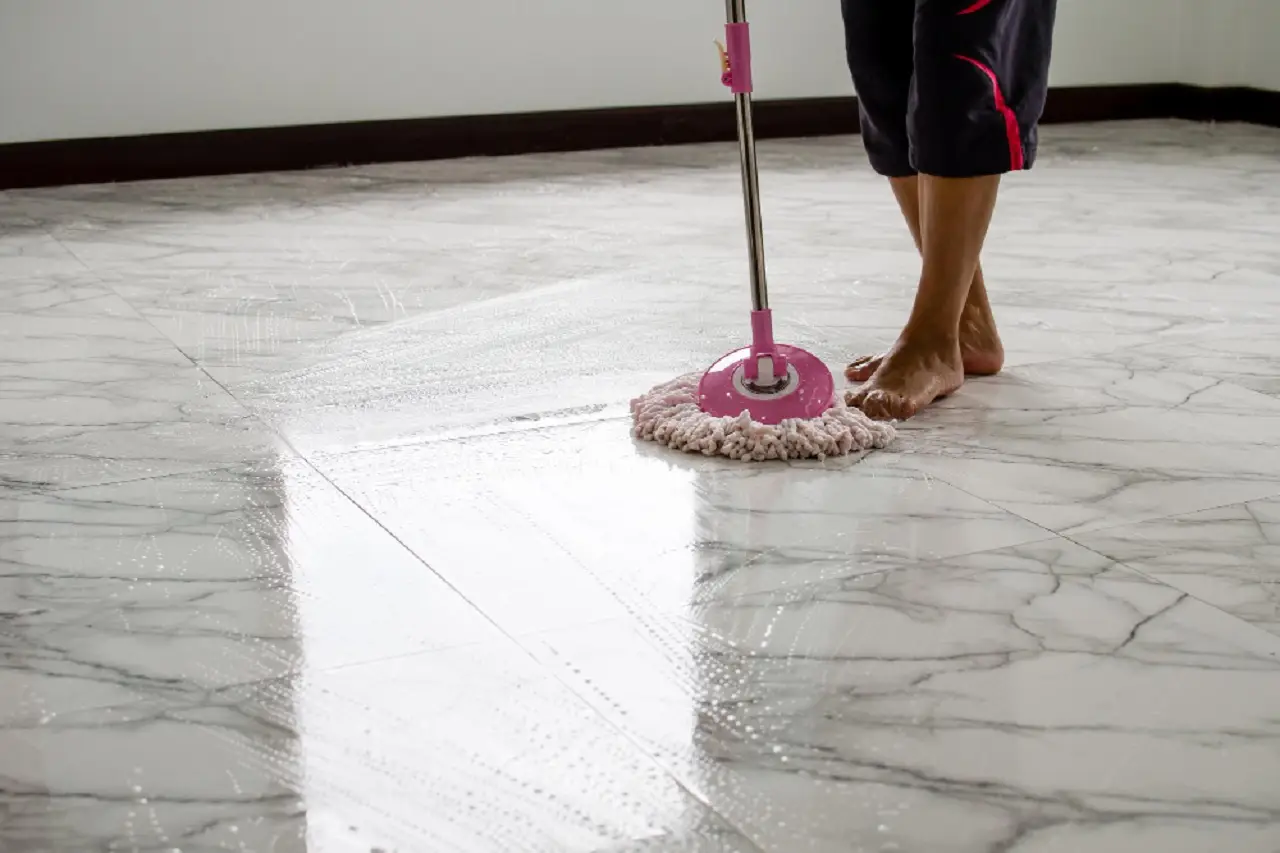 Pavimenti splendenti senza detersivo: il mix di cucina che li fa brillare Pavimenti splendenti senza detersivo: il mix di cucina che li fa brillare