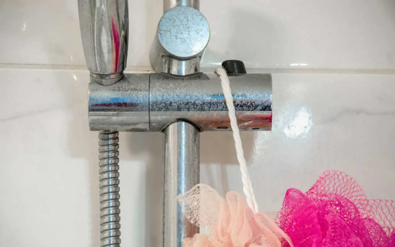 Bagno anti-calcare: la mousse naturale che sostituisce l’acido Bagno anti-calcare: la mousse naturale che sostituisce l’acido