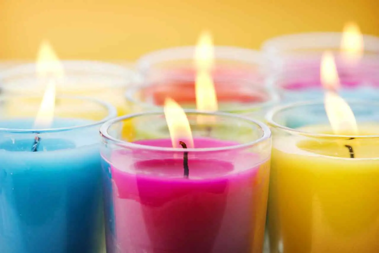 Il trucco della candela per tenere lontano la mosca della frutta Il trucco della candela per tenere lontano la mosca della frutta