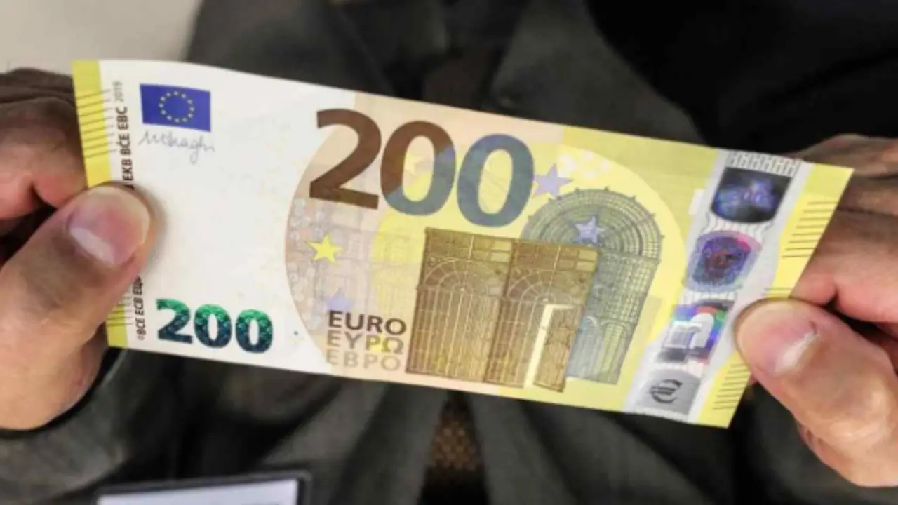 Banconota da 200 euro rara: se ha questo numero vale molto Banconota da 200 euro rara: se ha questo numero vale molto