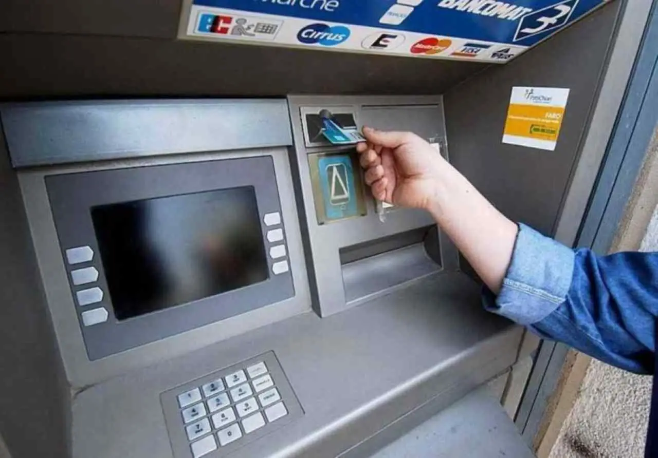 Bancomat bloccato? Il trucco per sbloccarlo in meno di 2 minuti Bancomat bloccato? Il trucco per sbloccarlo in meno di 2 minuti
