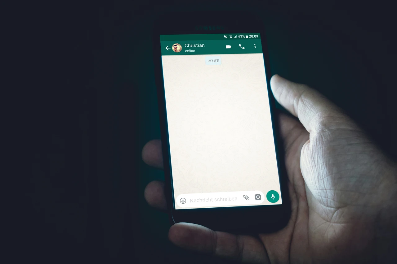 Proteggi subito la chat: disattiva le impostazioni che mettono a rischio i tuoi messaggi Proteggi subito la chat: disattiva le impostazioni che mettono a rischio i tuoi messaggi