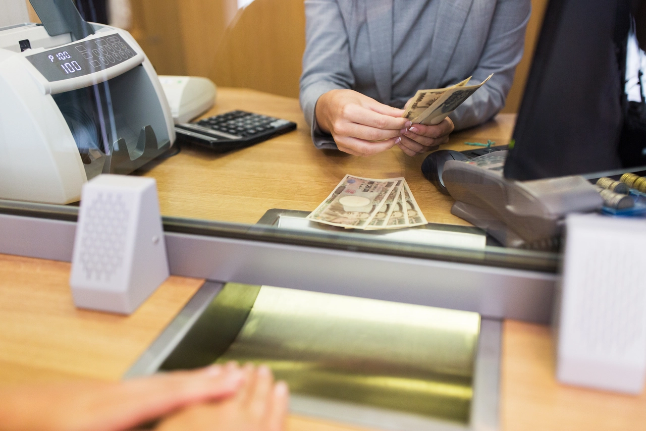 Operazioni allo sportello: tutte le novità nei limiti di versamento in banca Operazioni allo sportello: tutte le novità nei limiti di versamento in banca