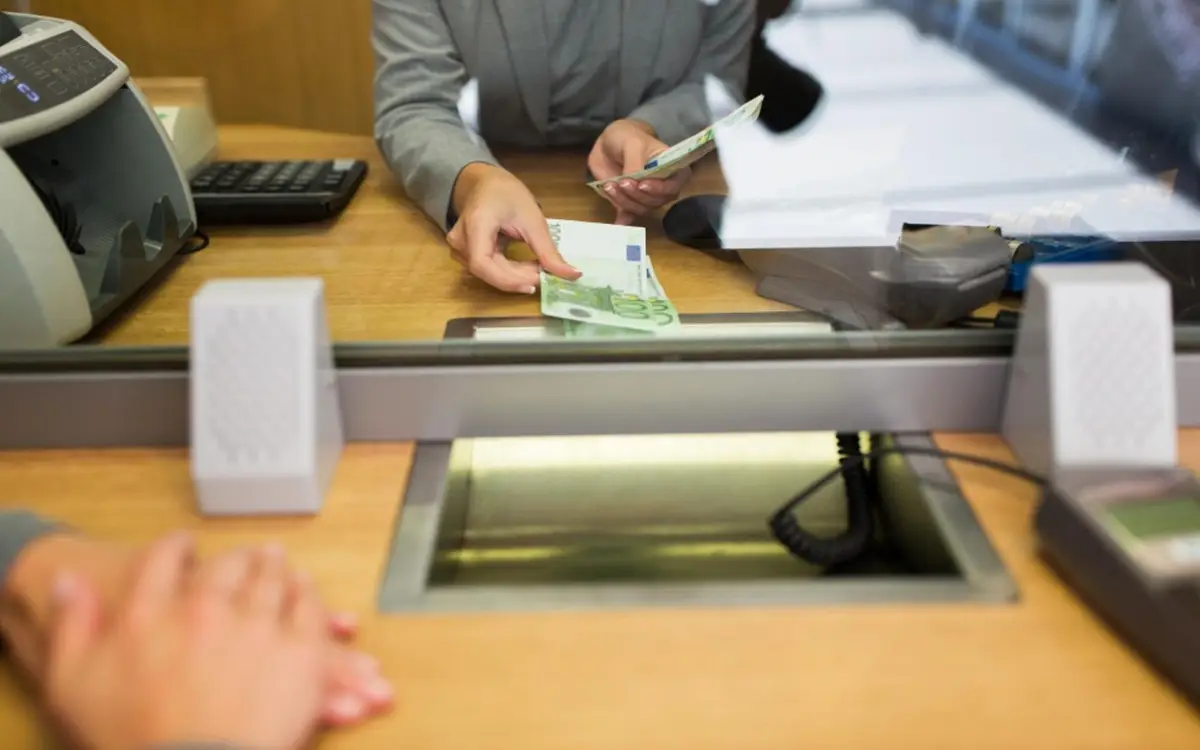 Operazioni allo sportello: tutte le novità nei limiti di versamento in banca Operazioni allo sportello: tutte le novità nei limiti di versamento in banca