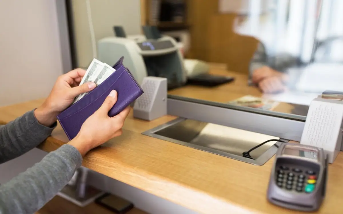 Operazioni allo sportello: tutte le novità nei limiti di versamento in banca Operazioni allo sportello: tutte le novità nei limiti di versamento in banca